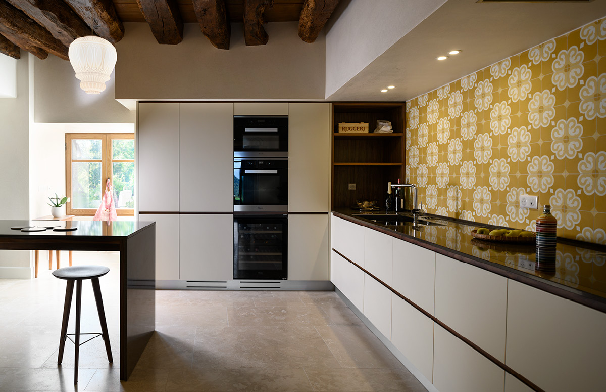 Maison Forte /Houte-Savoie, France – Project by Bertoncello Architetti Associati Cucina laccata con dettagli in noce americano